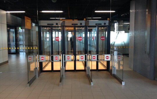 record FlipFlow TRIPLE – Glass tunnel with 3 pairs of automatic doors and intelligent sensors