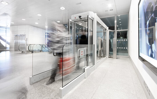record FlipFlow TWIN – glass tunnel with 2 pairs of automatic doors and intelligent sensors.
